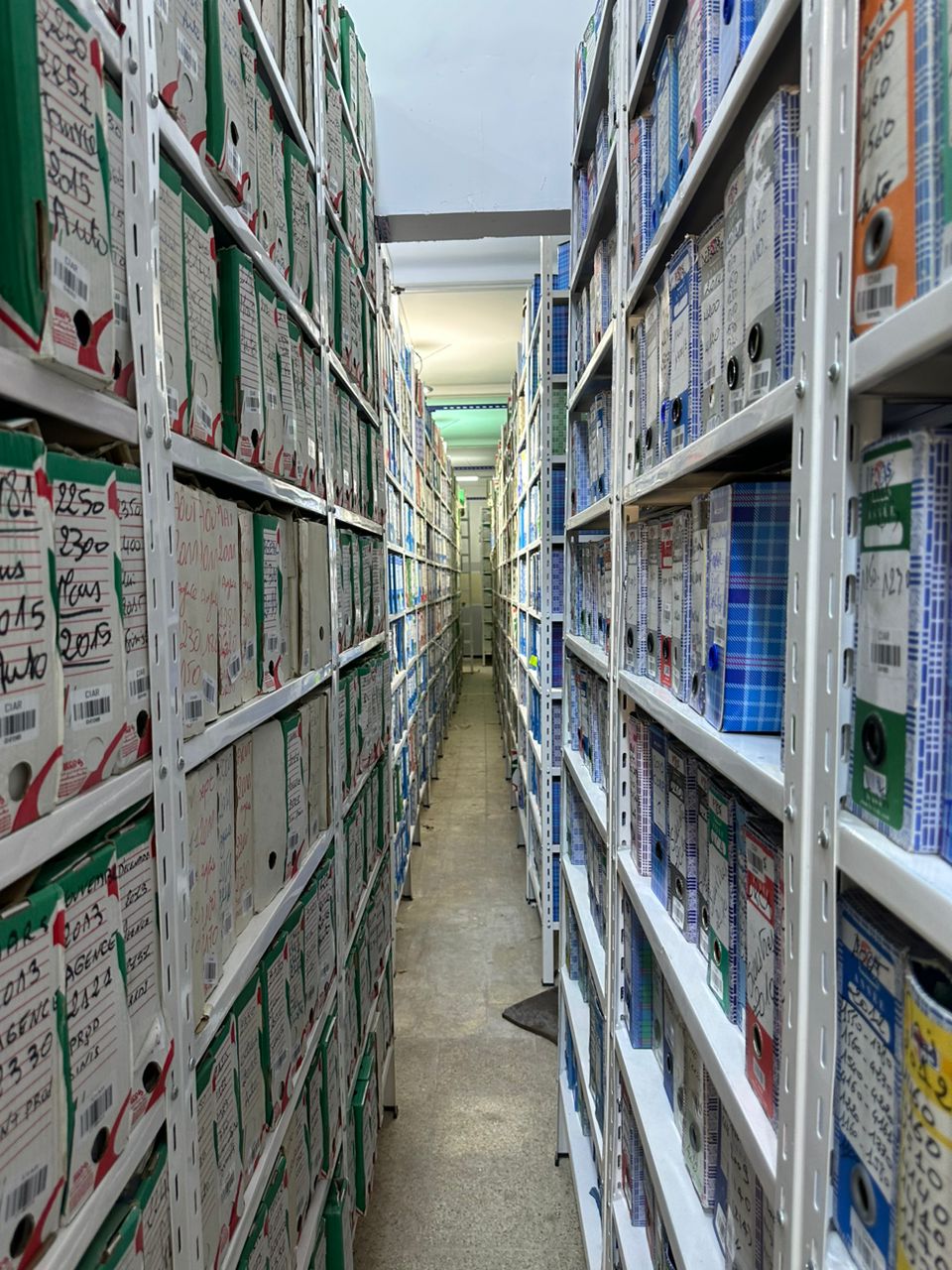 Rayonnage léger en Algérie — vue 1 : rayonnage léger pour archives et bureaux. Fabriqué et installé par Rayonex à Alger.
