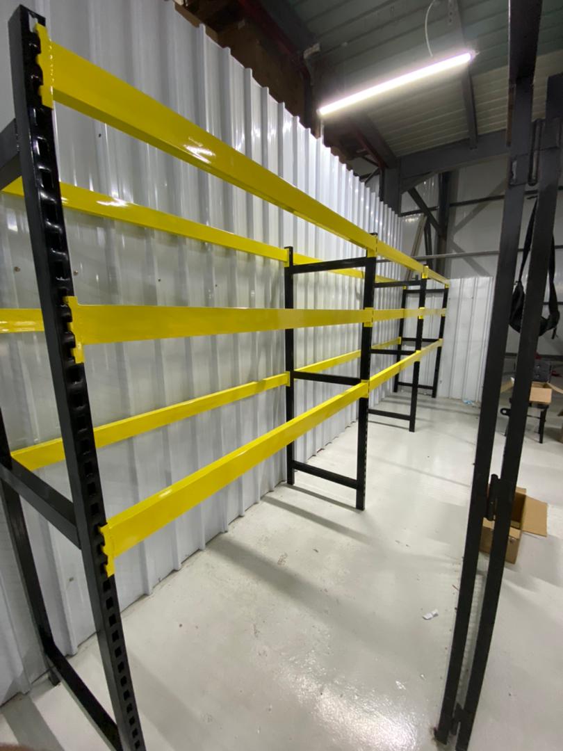 Rayonnage semi-lourd en Algérie — vue 1 : rayonnage semi-lourd modulaire pour atelier. Fabriqué et installé par Rayonex à Alger.